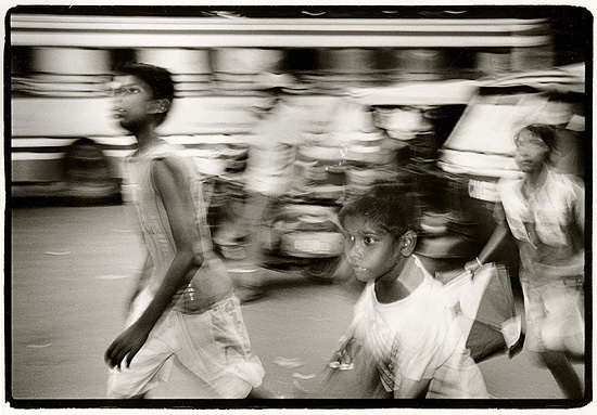 author: Stefan Rohner
title: childern running after flying kites... (Delhi)