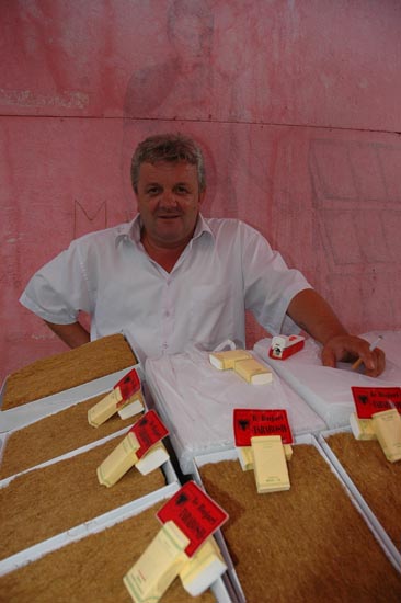 author: Yves Rousselet
title: Vendeur de la production locale de tabac