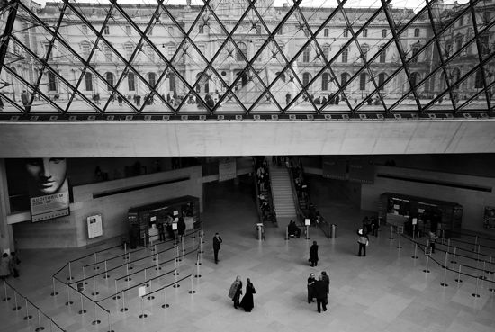 author: paulo rodrigues
title: In the Louvre 2