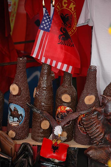 autor : Yves Rousselet                    t&iacute;tulo: Gadgets souvenirs aux couleurs de l