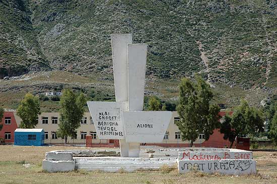 autor : Yves Rousselet                    t&iacute;tulo: Monument souvenir en partie détourné