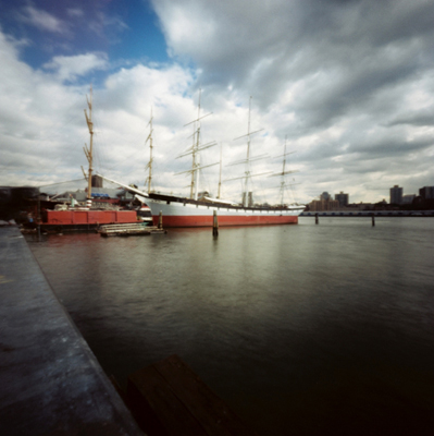 autor : john strazza                    t&iacute;tulo: red boat - hudson - lower manhattan - 03