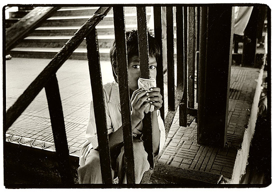 author: Stefan Rohner
title: 	new delhi train station, homeless child, there are many at