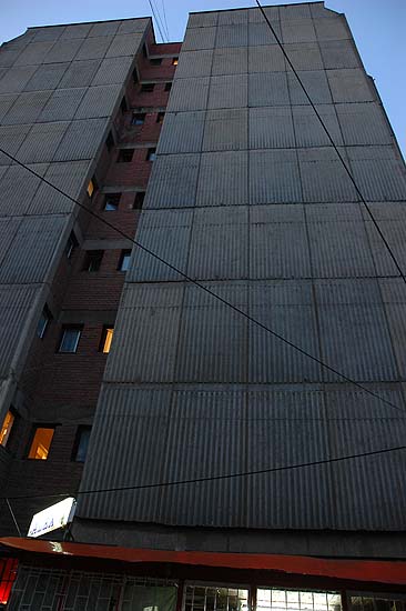 autor : Yves Rousselet                    t&iacute;tulo: Lumière chaude aux fenètres sur facade froide d