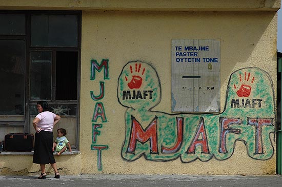 author : Yves Rousselet                    title: Mjaft est une association dont le nom veut dire STOP