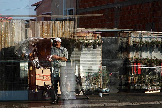 author : Yves Rousselet                    title: Un marchand et son petit étal dans la rue