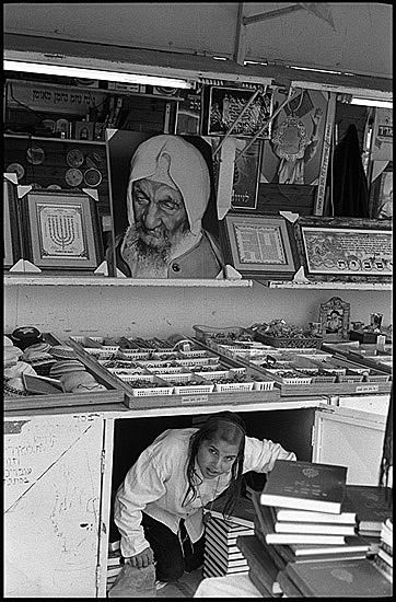 autor : Patrick Tombelle                    t&iacute;tulo: Jewish religious book stall, Safet